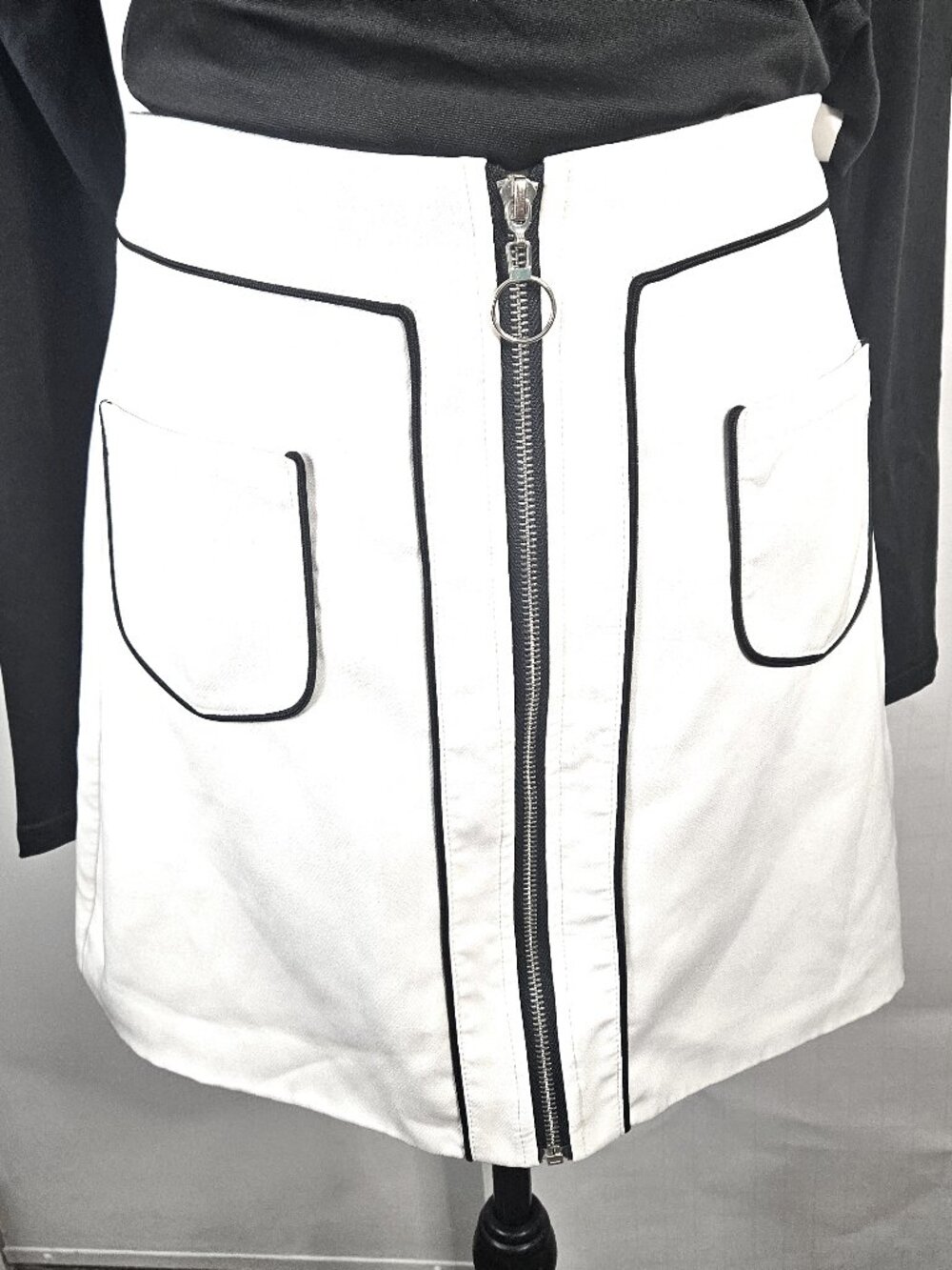 A-Line White Small Lined Mini Skirt, Zipper Front Closure